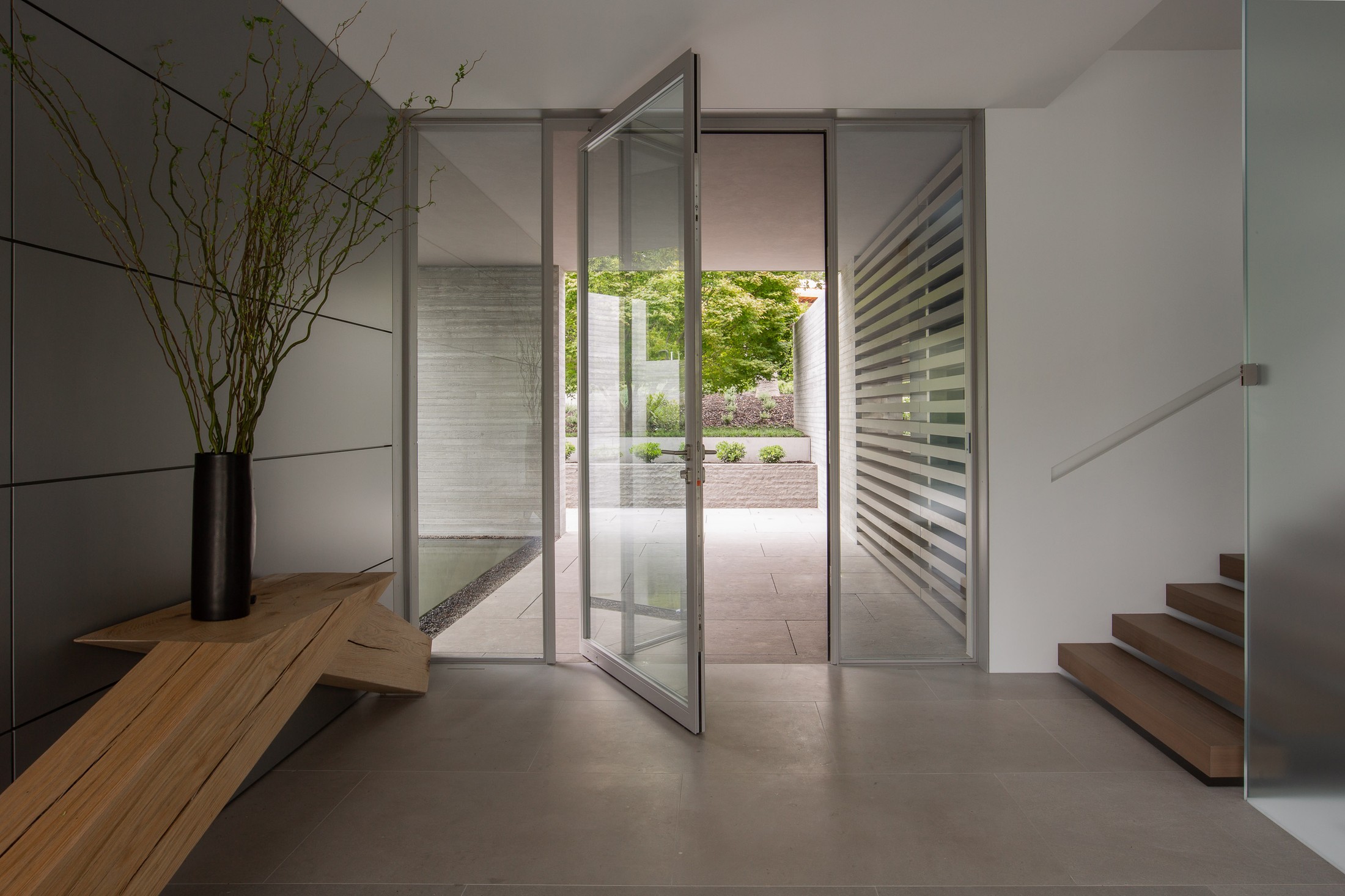 Hallway that goes into the outdoor area